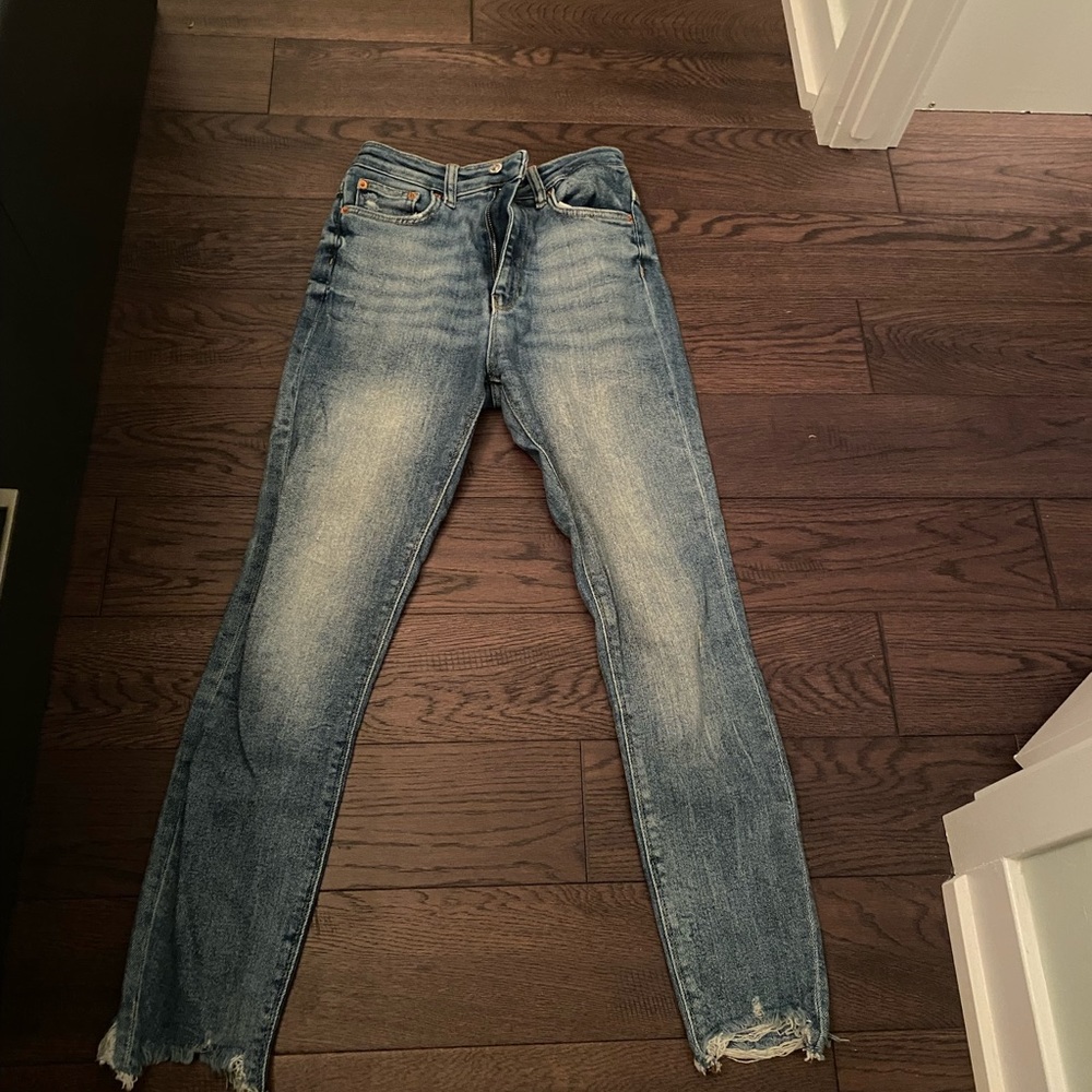 Zara Tapered High Waisted Stretchy Jeans. Size 4